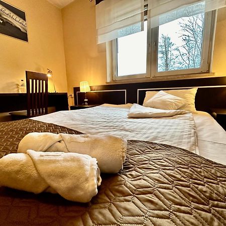 Hotel Pod Debami Ostrow Wielkopolski Bagian luar foto