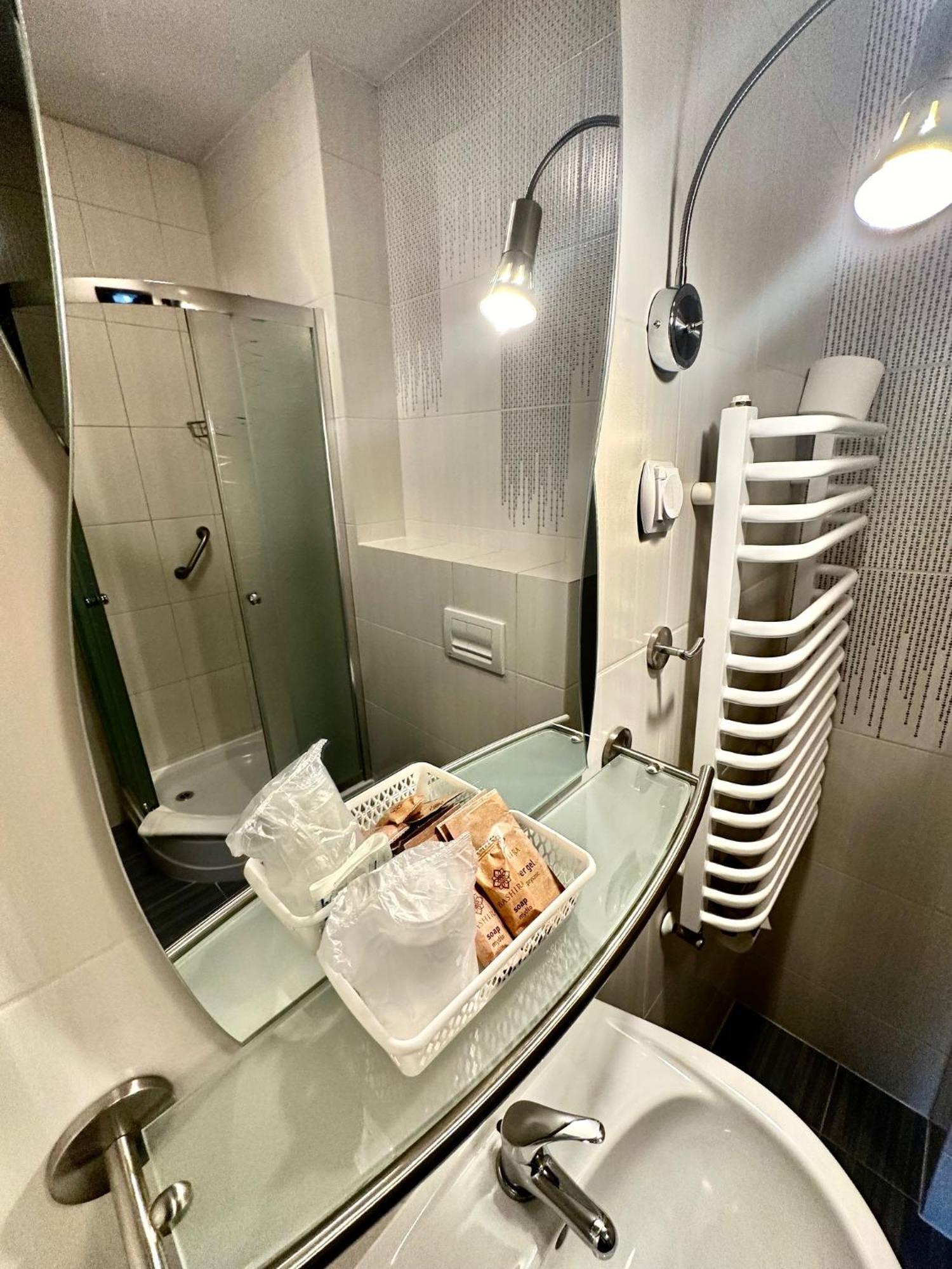 Hotel Pod Debami Ostrow Wielkopolski Bagian luar foto