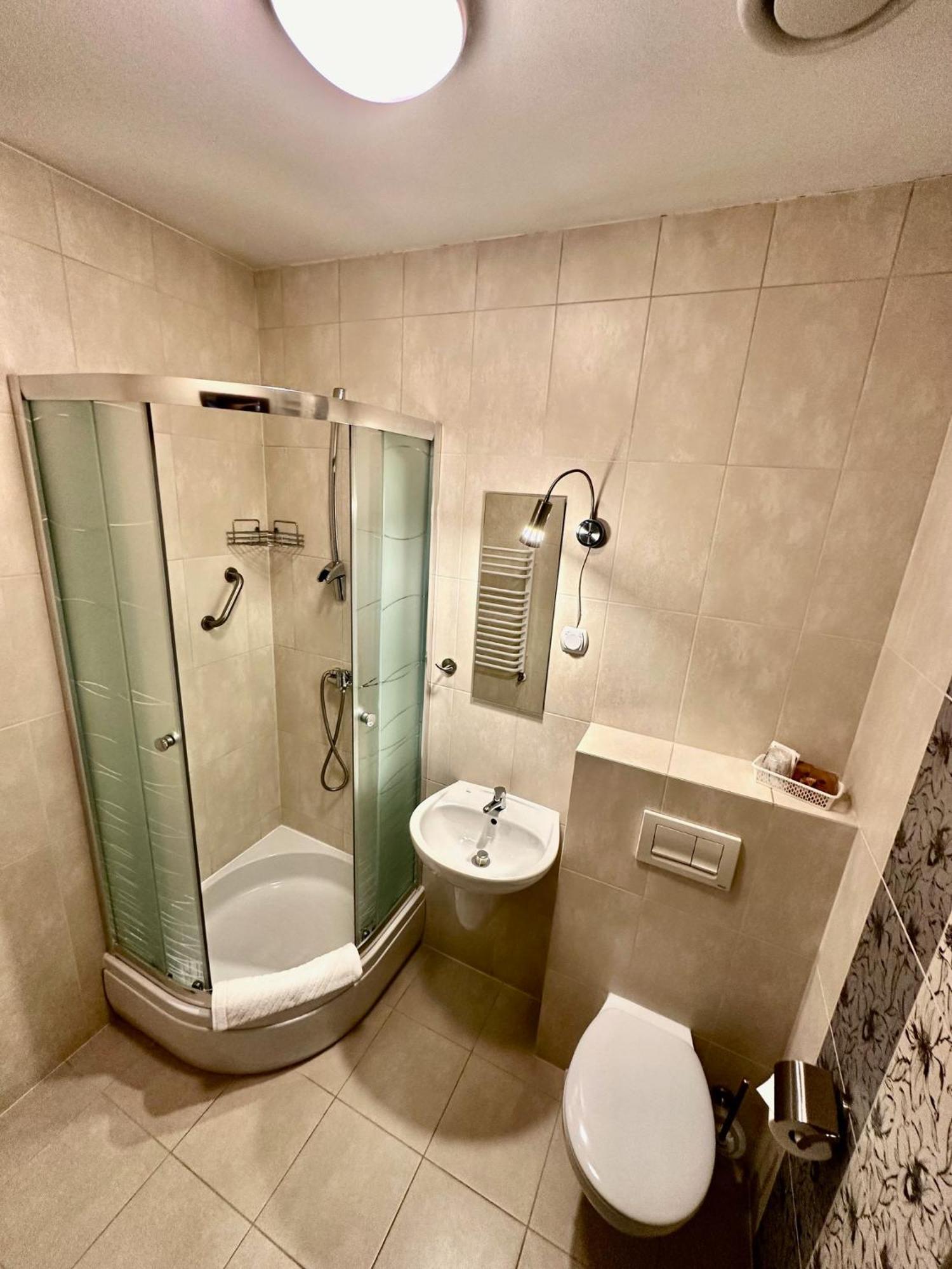 Hotel Pod Debami Ostrow Wielkopolski Bagian luar foto