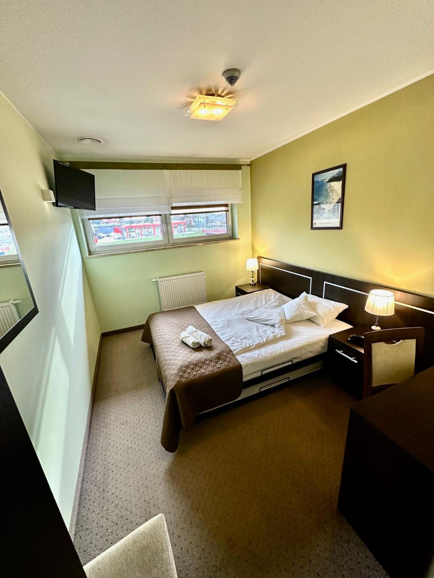 Hotel Pod Debami Ostrow Wielkopolski Bagian luar foto