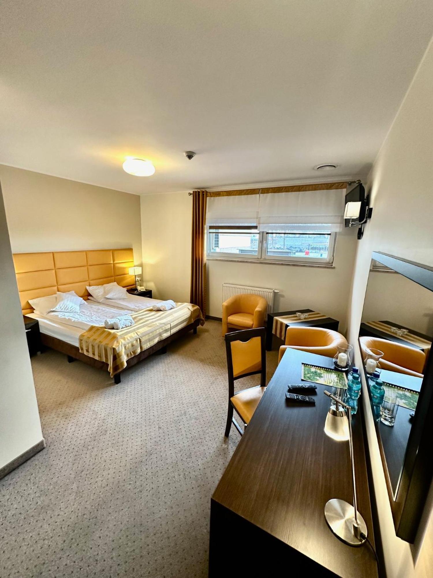 Hotel Pod Debami Ostrow Wielkopolski Bagian luar foto