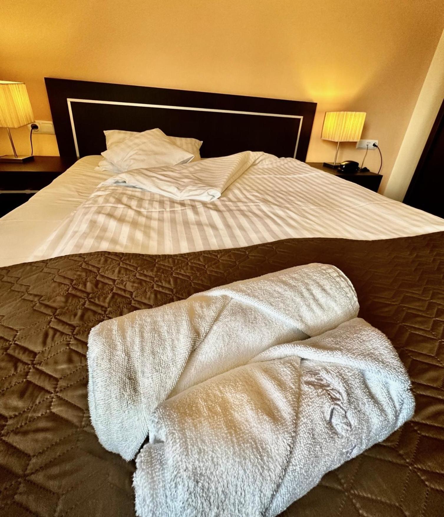 Hotel Pod Debami Ostrow Wielkopolski Bagian luar foto