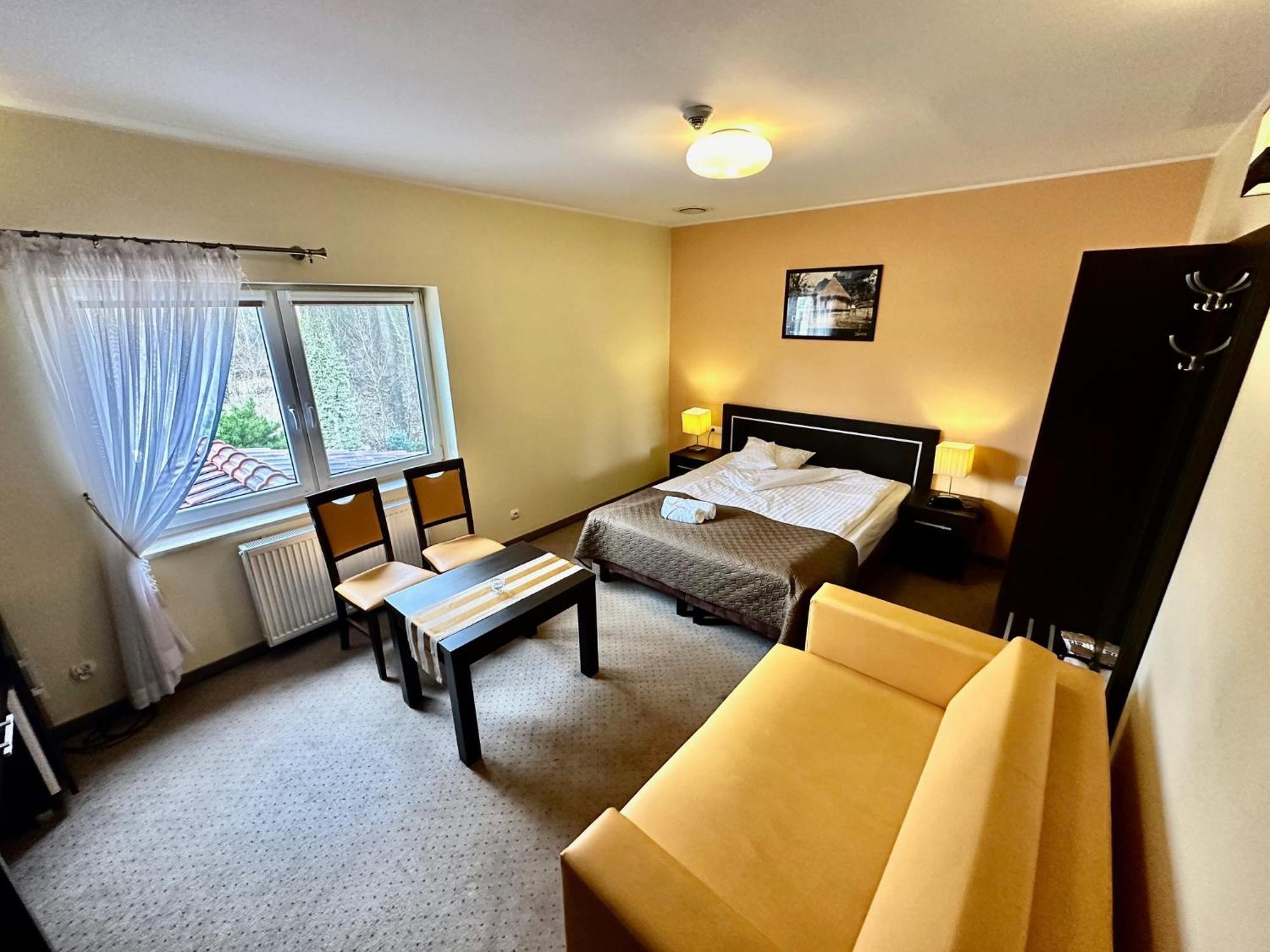 Hotel Pod Debami Ostrow Wielkopolski Bagian luar foto