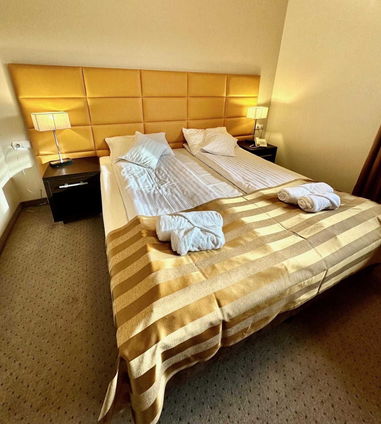 Hotel Pod Debami Ostrow Wielkopolski Bagian luar foto