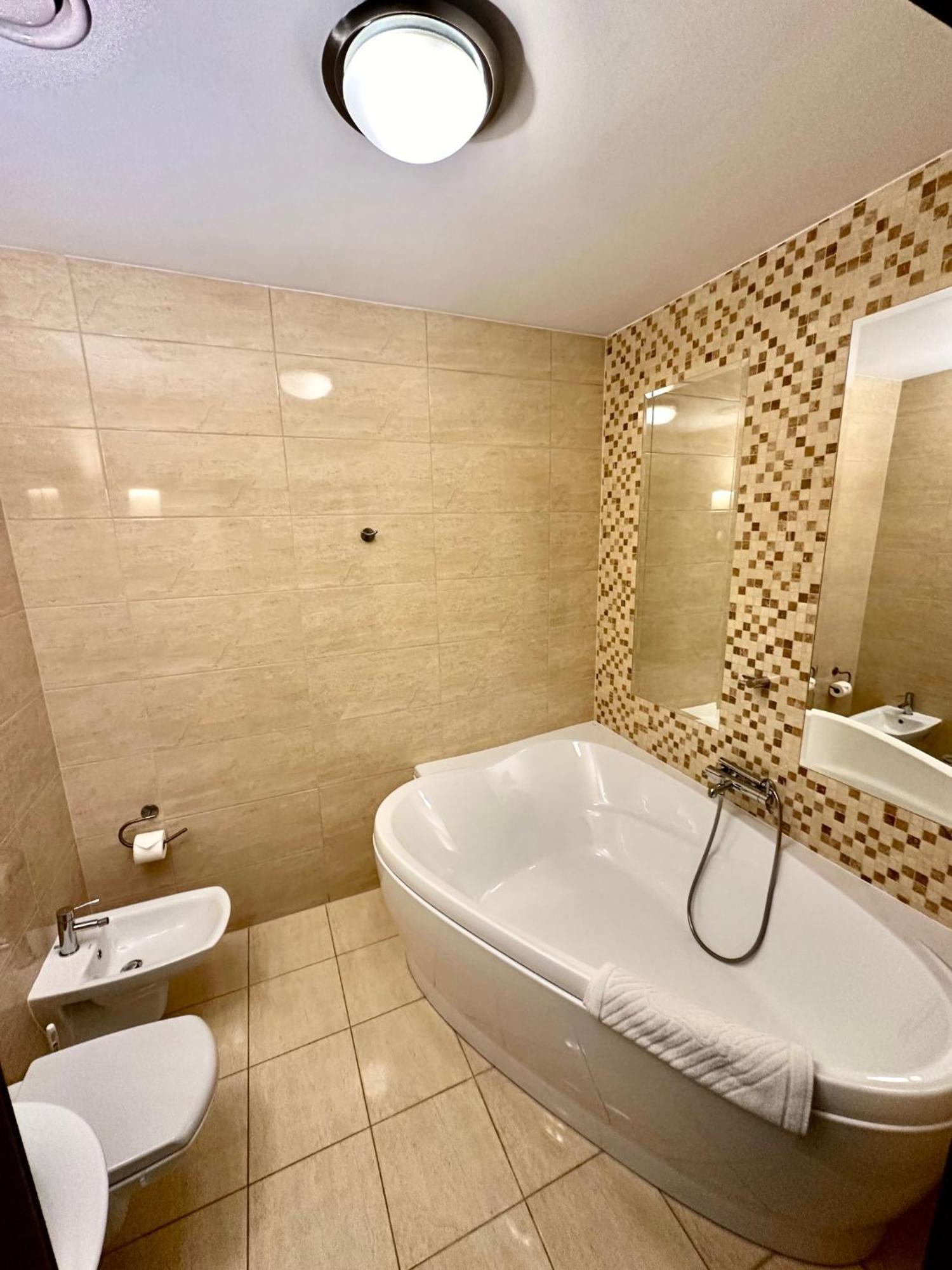 Hotel Pod Debami Ostrow Wielkopolski Bagian luar foto