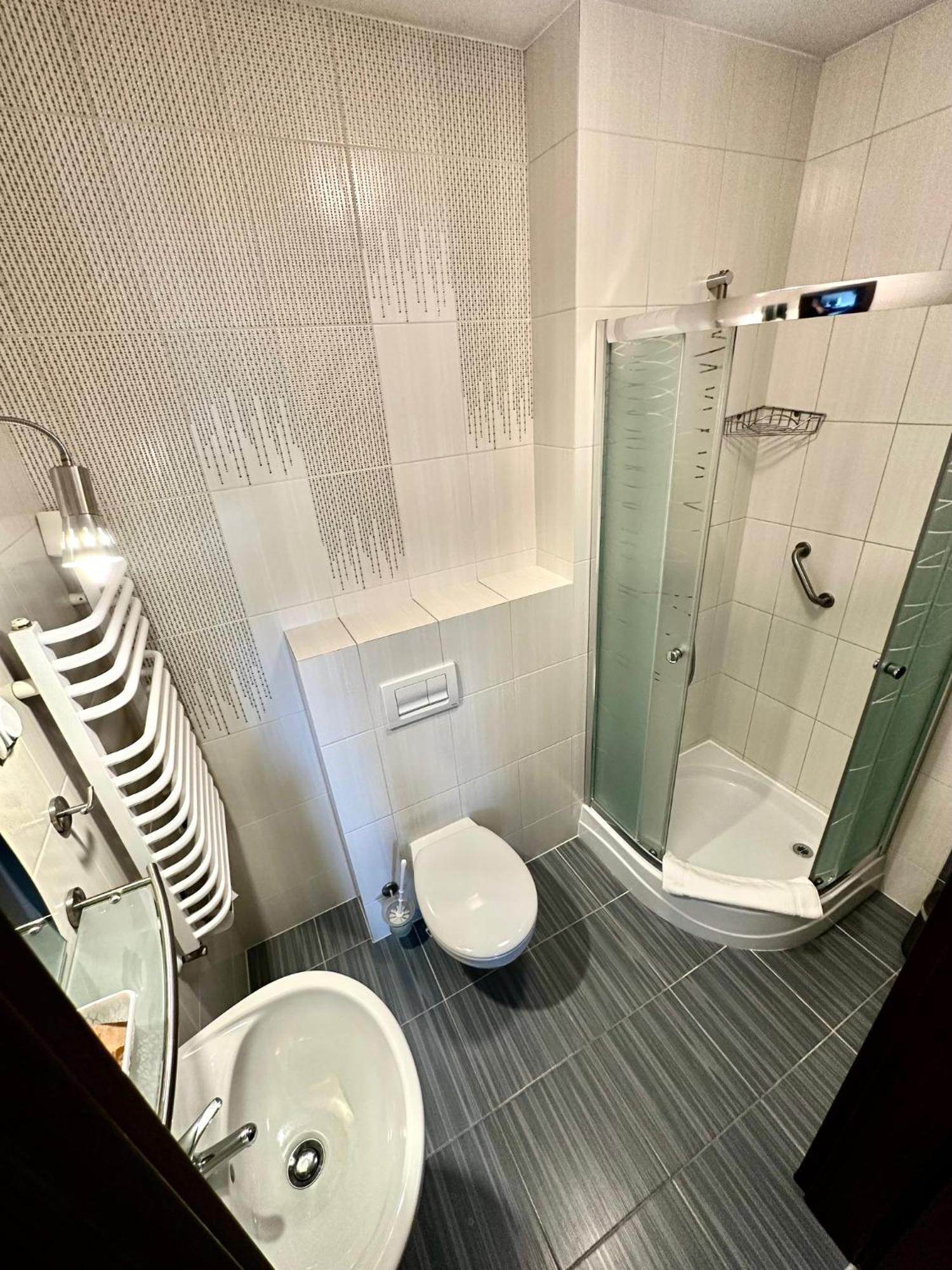 Hotel Pod Debami Ostrow Wielkopolski Bagian luar foto