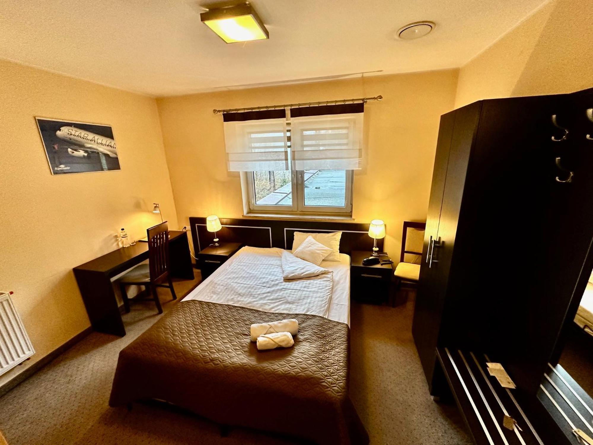 Hotel Pod Debami Ostrow Wielkopolski Bagian luar foto